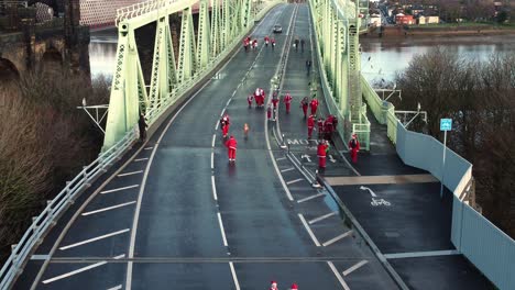 Charity-Santa-Dash-Fun-Run-über-Runcorn-Silver-Jubilee-Bridge-Event-Luftaufnahme