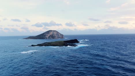 Paralaje-Alrededor-De-Dos-Mini-Islas-Hawaianas-Durante-El-Amanecer