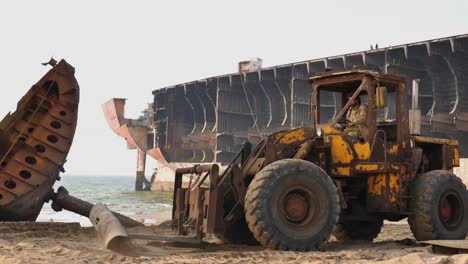 Cargadora-De-Ruedas-Cat-Moviendo-Acero-Del-Casco-De-Un-Barco-Desmantelado-En-Gadani