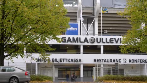 Personas-Fuera-Del-Estadio-De-Fútbol-Gamla-Ullevi