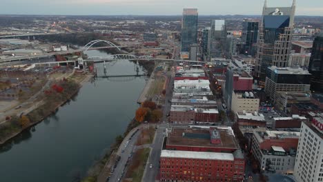 Vista-Aérea-De-Drones-Sobre-El-Paisaje-Urbano-De-Nashville-Hacia-Los-Puentes-En-El-Río-Cumberland