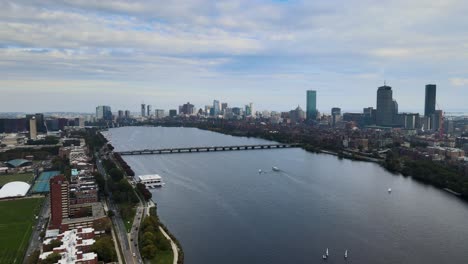 Vista-Aérea-Del-Río-Charles-Y-El-Horizonte-De-La-Ciudad-De-Boston---Dando-Vueltas,-Disparo-De-Drones