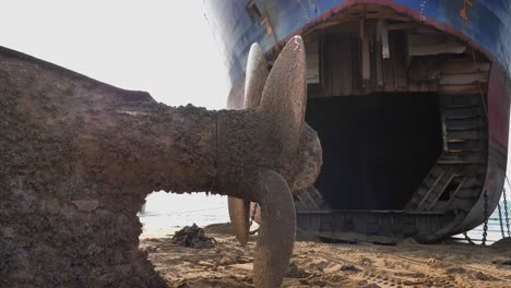 Seitenansicht-Des-Großen-Verrosteten-Schiffspropellers-Bei-Gadani-Ship-Breaking-Yard