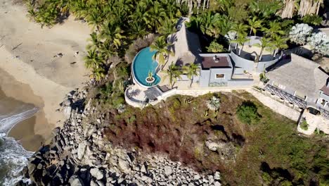 Un-Dron-Aéreo-Panorámico-Sobre-Una-Villa-Mansión-En-Una-Playa-Paradisíaca-En-Sayulita,-México