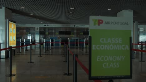 Vista-De-Un-Aeropuerto-De-Madeira-Con-Colas-Vacías