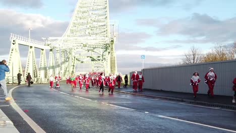 Cámara-Lenta-Caridad-Santa-Dash-Divertido-Correr-Carrera-A-Través-De-Runcorn-Silver-Jubilee-Bridge