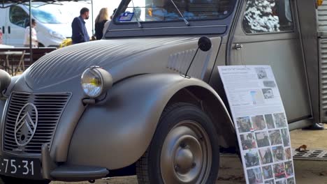 Vista-De-Un-Citroen-2cv-Au-En-Una-Exhibición-Al-Aire-Libre