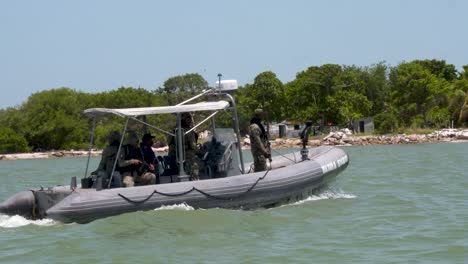 Infantes-De-Marina-Mexicanos-Patrullan-La-Ciudad-De-La-Bahía-Del-Carmen-A-Bordo-De-Una-Lancha-Rápida