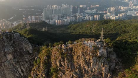 Lugareños-Y-Turistas-Sentados-En-La-Cresta-De-Lion-Rock-Con-Vistas-Al-Horizonte-De-Hong-Kong