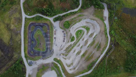 Pumptrack-Mit-Kinderfahrrad---Asphalt--Und-Schotterpisten-Bei-Geilo-Norway---Statische-Top-Down-Antenne