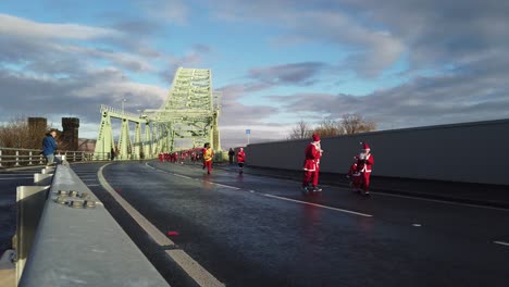 Caridad-Santa-Dash-Maratón-Divertido-Atropellar-Runcorn-Silver-Jubilee-Bridge