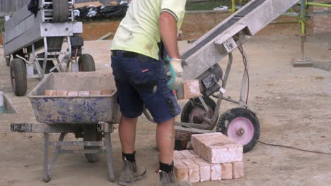 Bauarbeiter-Stapelt-Reihen-Von-Ziegelsteinen-Auf-Einer-Neuen-Baustelle