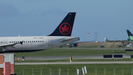 Aviones-De-Pasajeros-Rodando-En-El-Aeropuerto-De-Vancouver,-Día-Soleado