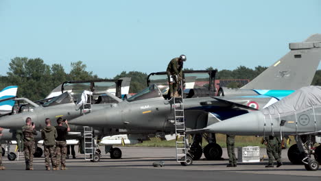 Piloto-Del-Avión-Dassault-Rafale-Saluda-Con-La-Mano-A-La-Gente-Antes-De-Bajar-La-Escalera-En-Gdynia-Aerobaltic-2021