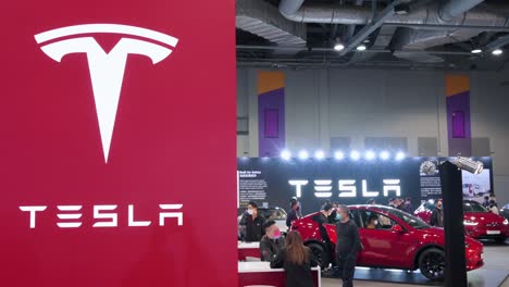 Logo-Und-Stand-Des-American-Electric-Company-Car-Tesla-Motors-Während-Der-International-Motor-Expo,-Auf-Der-EV-Elektroautos-In-Hongkong-Vorgestellt-Werden