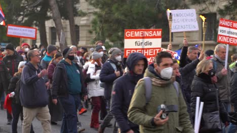 Menschen,-Die-Fackeln-Halten,-Während-Sie-Gegen-Anti-Corona-Maßnahmen-Protestieren