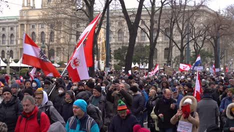 Personas-Marchando-Por-Las-Calles-En-Una-Gran-Multitud-Durante-Las-Protestas-Contra-La-Corona