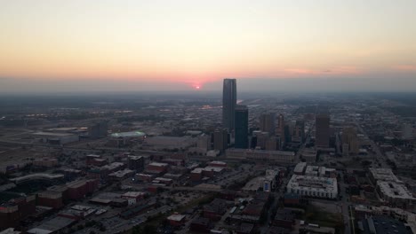 Luftdrohnenansicht-Des-Hochhauses-In-Der-Innenstadt-Von-Oklahoma-Mit-Einem-Lebendigen-Abendhorizont