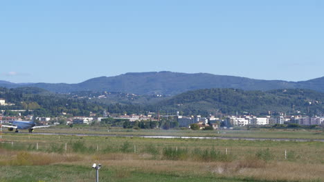 Avión-Vueling-Corriendo-Rápido-En-La-Pista-Del-Aeropuerto-De-Florencia-En-Italia