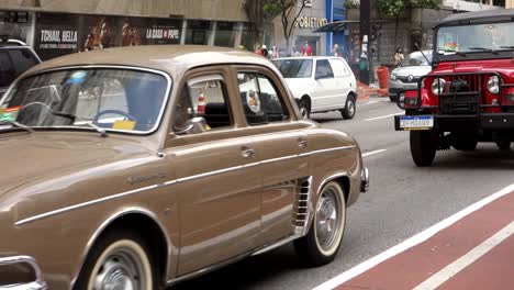 Coche-Económico-Renault-Dauphine-En-La-Carretera-En-Sao-Paulo,-Brasil