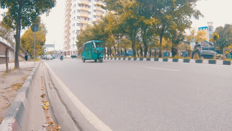 Eine-Stark-Befahrene-Straße,-Auf-Der-Fahrzeuge-Aus-Gulshan,-Dhaka,-Bangladesch,-Sehr-Schnell-Vorbeifahren