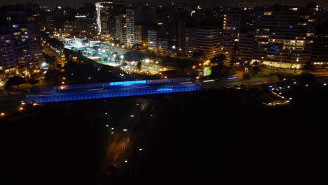 Drohnen-Nachtzeit-Hyperlapse-Einer-Brücke,-Die-Mit-Bunten-LED-Leuchten-Beleuchtet-Wird