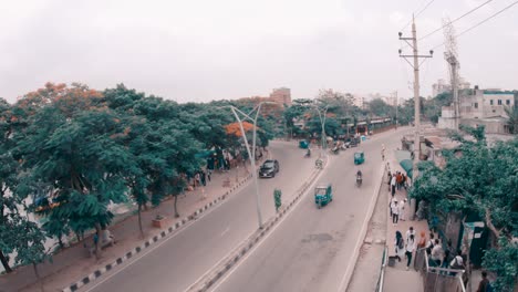 Eine-Stark-Befahrene-Straße-Von-Hatirjheel,-Wo-Fahrzeuge-In-Dhaka,-Bangladesch,-Vorbeifahren