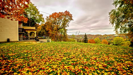 Turistas-En-La-Estación-Del-Teleférico-En-Sigulda,-Letonia,-Durante-Un-Día-De-Otoño