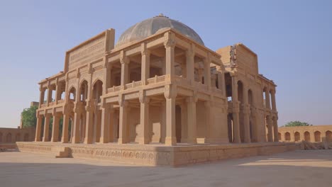 Pov-In-Richtung-Kompliziertes-Sandsteingeschnitztes-Grab-Von-Isa-Khan-Hussain-Ii-In-Makli-Hügel-In-Pakistan