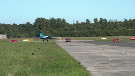 Exposición-Individual-Rafale-De-La-Fuerza-Aérea-Francesa-En-La-Calle-De-Rodaje-Durante-El-Espectáculo-Aéreo-Aerobáltico-Lotos-Gdynia-2021-En-Polonia