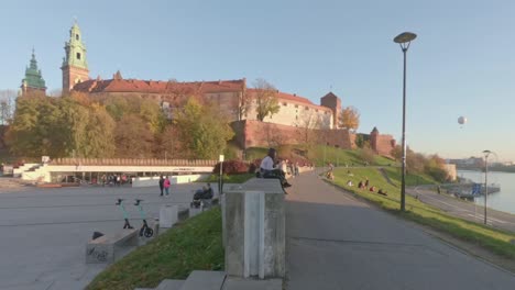 Tráfico-Peatonal-En-El-Bulevar-Wisla-Por-El-Castillo-De-Wawel,-Cracovia,-Polonia,-Lapso-De-Tiempo