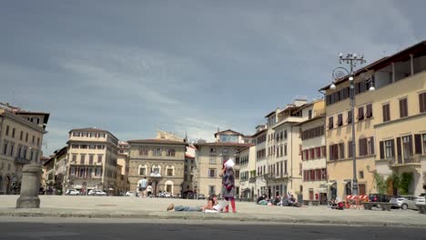 Menschen-Entspannen-Sich-Mitten-In-Der-Stadt-In-Florenz,-Italien,-12.-Januar-2022