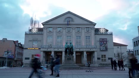 Weimarer-Zeitraffer-Vom-Theaterplatz-Mit-Goethe--Und-Schiller-Denkmal