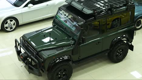 Descripción-General-De-Land-Rover-Defender-Classic-Color-Verde-Musgo-110,-Coche-Safari-Británico-Vintage-1990