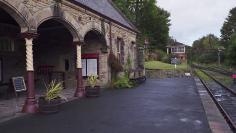 Sala-De-Espera-De-Pasajeros-Vacía-En-La-Plataforma-De-La-Antigua-Estación-De-Tren-De-Rowley