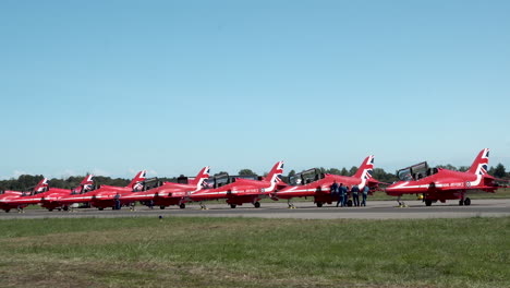 Fila-De-Flechas-Rojas-Aviones-Bae-Hawk-En-La-Línea-De-Vuelo-Durante-El-Espectáculo-Aéreo-Gdynia-Aerobaltic-2021