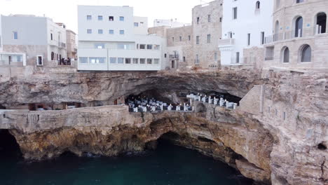 Cueva-Palazzese,-Famoso-Restaurante-En-Una-Cueva-Natural-En-Polignano-A-Mare,-Puglia,-Italia