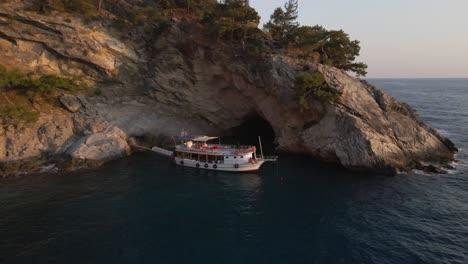 Vista-Aérea-De-Un-Barco-De-Lujo-Anclado-En-Una-Bahía-En-La-Costa-Suroeste-De-Ölüdeniz-En-Turquía