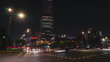 Tráfico-Nocturno-En-El-Cruce-De-Varios-Carriles-Cerca-Del-Centro-Comercial-Lotte-World-Tower-En-Seúl-Timelapse-Con-Senderos-Ligeros