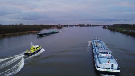 Vista-Aérea-Del-Barco-De-La-Policía-Fluvial-Que-Pasa-Por-El-Buque-De-Carga-Sincero-En-Masa-Oude