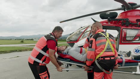 Equipo-Médico-Que-Toma-Al-Paciente-Del-Helicóptero-De-La-Cruz-Roja---Cámara-Lenta