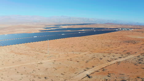 Vista-Aérea-De-La-Planta-Solar-Fotovoltaica-El-Romero-En-El-Desierto-De-Atacama