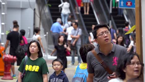 Imágenes-En-Cámara-Extremadamente-Lenta-De-Personas-Asiáticas-Dentro-De-Un-Centro-Comercial-Con-Multitud-Usando-Escaleras-Mecánicas