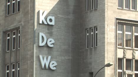 Sign-Of-Kadewe-Kaufhaus-Des-Westens-In-Berlin,-Germany