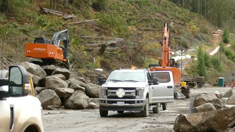Excavadora-Quitando-Escombros-Bloqueando-La-Carretera-Causada-Por-Un-Deslizamiento-De-Tierra-Cerca-De-Popkum-En-Columbia-Británica,-Canadá