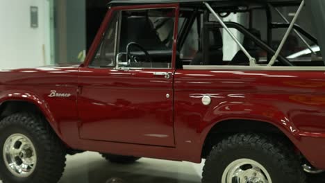 Parte-Delantera-Y-Techo-Del-Clásico-Ford-Bronco-Rojo-Vintage,-Antiguo-Vehículo-De-Recogida