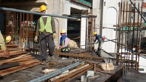 Trabajadores-De-La-Construcción-Que-Fabrican-Barras-De-Refuerzo-De-Acero-En-El-Sitio-De-Construcción