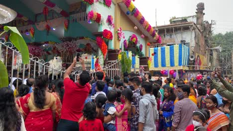 Gente-Abarrotada-Para-Ver-La-Celebración-De-La-Diosa-Durga-Jagadhatri-Puja-En-Kolkata