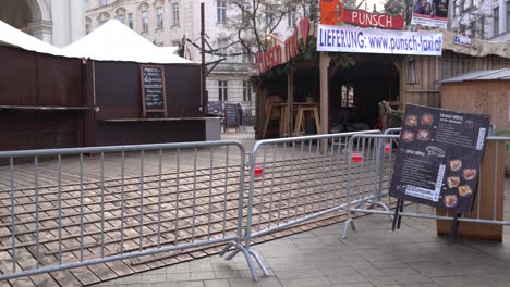 Schwenk-über-Den-Wegen-Corona-Lockdown-Geschlossenen-Weihnachtsmarkt