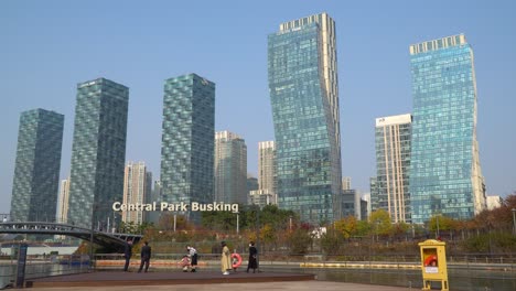 Skyline-Von-Incheon-über-Der-Straßenmusikbühne-Des-Central-Park-Für-Straßenkünstler-An-Einem-Klaren-Tag---Einspielung